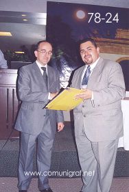Foto 78-24 - Juan Elías Cordero (der) entregando un obsequio a nombre de la Canagraf Guanajuato a uno de los ponentes de las conferencias en el Encuentro Nacional de Negocios Gráficos (Pymes) realizado del 22 al 24 de Septiembre 2005 en el Hotel La Nueva Estancia de la ciudad de León, Gto. México.