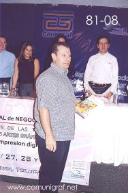 Foto 81-08 - Alejandro Gómez Godínes de Impresos IMEBA de León, Gto. recibiendo un software de Corel Draw en el Encuentro Nacional de Negocios Gráficos (Pymes) realizado del 22 al 24 de Septiembre 2005 en el Hotel La Nueva Estancia de la ciudad de León, Gto. México.