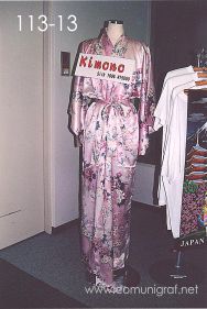 Foto 113-13 - Kimono japones para dama en tienda en el interior del Aeropuerto de Tokio, Japón - 10-Junio-2006
