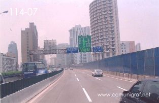 Foto 114-07 - Edificios en vía rápida de Shanghai, China - 11-Junio-2006