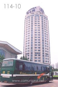Foto 114-10 - Uno de los Autobuses que viajan de Shanghai a Zhouzhuang, al pie de la torre Flantra en Shanghai China - 11-Junio-2006