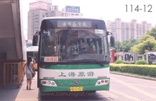 Foto 114-12 - Uno de los Autobuses que viajan de Shanghai a Zhouzhuang, china - 11-Junio-2006