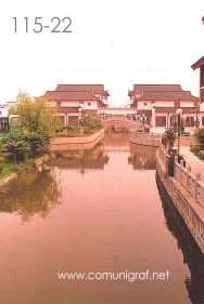 Foto 115-22 - Hermosos canales acuáticos en la zona conocida como Elegance Garden Square (Jardín de la Elegancia) en el pueblo de Zhouzhuang, China - 11-Junio-2006