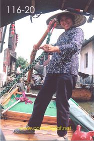 Foto 116-20 - Lanchera en una de las lanchas para pasear turistas en uno de los canales acuáticos del pueblo viejo de Zhouzhuang, china - 11-Junio-2006<