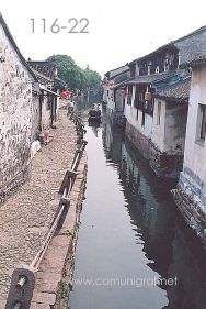 Foto 116-22 - Uno de los canales acuáticos del pueblo viejo de Zhouzhuang, china - 11-Junio-2006