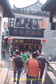 Foto 116-26 - Paseo de turistas en uno de los callejones del pueblo viejo de Zhouzhuang, china - 11-Junio-2006