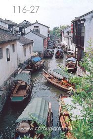 Foto 116-27 - Otra toma del estacionamiento de lanchas en uno de los canales acuáticos del pueblo viejo de Zhouzhuang, china - 11-Junio-2006