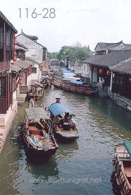 Foto 116-28 - Estacionamiento de lanchas en uno de los canales acuáticos del pueblo viejo de Zhouzhuang, china - 11-Junio-2006