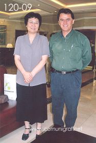 Foto 120-09 - Señora Chen You Jun de Shanghai Printing Trade Association y Javier Navarro en el Loby del Hotel Regal International East Asia en Shanghai, China - 12-Junio-2006