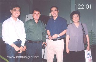 Foto 122-01 - Ignacio Lee (traductor), Javier Navarro, Frank Li y Señora Chen You Jun en la planta de Guanghua Printing Machinery Shanghai, China - 12-Junio-2006