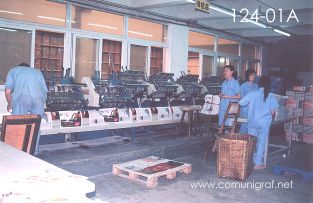 Foto 124-01A - Máquina dobladora y grapadora de revistas en la imprenta Shanghai Zhonghua Printing Co. Ltd. en Shanghai China - 12-Junio-2006