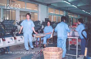 Foto 124-03 - Zona de acabados de folletos y revistas en la imprenta Shanghai Zhonghua Printing Co. Ltd. en Shanghai China - 12-Junio-2006