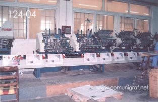 Foto 124-04 - Máquina de dobléz y acabados de revistas en la imprenta Shanghai Zhonghua Printing Co. Ltd. en Shanghai China - 12-Junio-2006