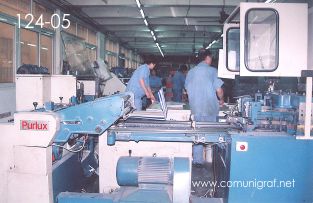 Foto 124-05 - Zona de acabados en la imprenta Shanghai Zhonghua Printing Co. Ltd. en Shanghai China - 12-Junio-2006
