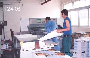 Foto 124-06 - Zona de corte de papel en guillotina en la imprenta Shanghai Zhonghua Printing Co. Ltd. en Shanghai China - 12-Junio-2006