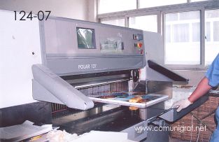 Foto 124-07 - Guillotina Polar 137 en la imprenta Shanghai Zhonghua Printing Co. Ltd. en Shanghai China - 12-Junio-2006