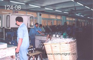 Foto 124-08 - Zona de dobléz, engrapado y refilado de revistas en la imprenta Shanghai Zhonghua Printing Co. Ltd. en Shanghai China - 12-Junio-2006