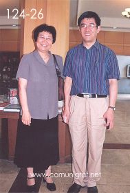 Foto 124-26 - Señora Chen You Jun y el Sr. Pan Xiao Donga gerente general de la imprenta Shanghai Zhonghua Printing Co. Ltd. en Shanghai China - 12-Junio-2006