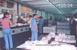 Foto 125-24 - Zona de acabados de impresos en la imprenta Shanghai Zhonghua Printing Co. Ltd. en Shanghai China - 12-Junio-2006