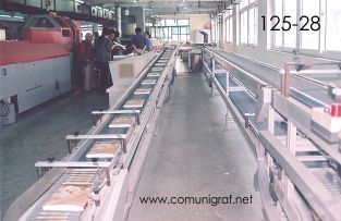 Foto 125-28 - Zona de pegado y acabado de libros en la imprenta Shanghai Zhonghua Printing Co. Ltd. en Shanghai China - 12-Junio-2006