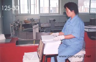 Foto 125-30 - Zona de acabado de libros en la imprenta Shanghai Zhonghua Printing Co. Ltd. en Shanghai China - 12-Junio-2006