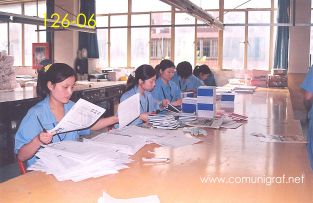 Foto 126-06 - Forrando y terminando agendas en la imprenta Shanghai Chenxi Printing Co, Ltd de Shanghai China - 12-Junio-2006