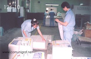 Foto 126-10 - Acomodando los pliegos impresos en la imprenta Shanghai Chenxi Printing Co, Ltd de Shanghai China - 12-Junio-2006