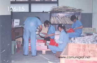 Foto 126-15 - Personal aparentemente revisando los impresos en la imprenta Shanghai Chenxi Printing Co, Ltd de Shanghai China - 12-Junio-2006