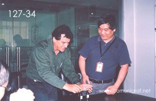 Foto 127-34 - Javier Navarro obsequiando un par de botellitas de tequila al Sr. Chen Gang gerente general de la imprenta Shanghai Chenxi Printing Co, Ltd de Shanghai China - 12-Junio-2006