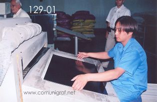Foto 129-01 - Acabados especiales a cartulinas para empaques en la planta de Shanghai Xinya Printing Co Ltd de Wenzhou, Shanghai China - 13-Junio-2006
