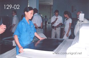 Foto 129-02 - Empleada recolectando los pliegos con acabados especiales en la planta de Shanghai Xinya Printing Co Ltd de Wenzhou, Shanghai China - 13-Junio-2006