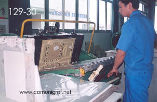 Foto 129-30 - Revisando que los registros de suajado sean los correctos en la máquina de suajado en la nave de impresión offset de la empresa Shanghai Xinya Printing Co Ltd de Wenzhou, Shanghai China - 13-Junio-2006