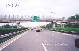Foto 130-27 - Autopista en trayecto de Shanghai al parque industrial Zhejiang en Wenzhou para visitar a la empresa Shanghai Xinya Printing Co Ltd de Wenzhou, China - 13-Junio-2006
