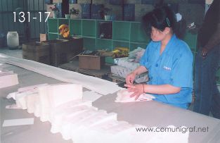 Foto 131-17 - Señorita dándole acabados a pequeñas cajitas sin armar en la planta de Shanghai Xinya Printing Co Ltd de Wenzhou, Shanghai China - 13-Junio-2006