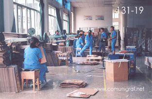 Foto 131-19 - Área de grapados en la planta de Shanghai Xinya Printing Co Ltd de Wenzhou, Shanghai China - 13-Junio-2006
