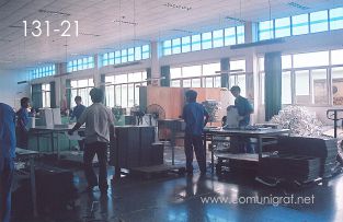 Foto 131-21 - Zona de corte y acabados de empaques impresos en la planta de Shanghai Xinya Printing Co Ltd de Wenzhou, Shanghai China - 13-Junio-2006