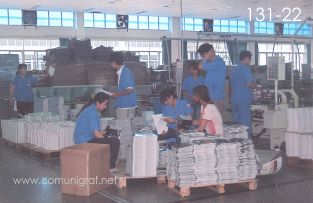 Foto 131-22 - Varios empleados revisando y flejando paquetes de catálogos impresos en la planta de Shanghai Xinya Printing Co Ltd de Wenzhou, Shanghai China - 13-Junio-2006
