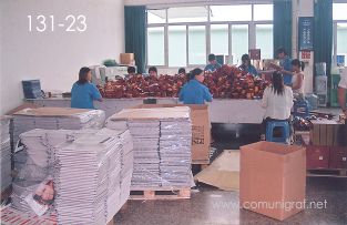 Foto 131-23 - Varios empleados armando las cajitas y el empaque para regalo en la planta de Shanghai Xinya Printing Co Ltd de Wenzhou, Shanghai China - 13-Junio-2006