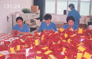Foto 131-24 - Jóvenes empleados armando cajitas para regalo en la planta de Shanghai Xinya Printing Co Ltd de Wenzhou, Shanghai China - 13-Junio-2006