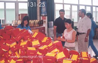 Foto 131-25 - Señoritas haciendo el armado de cajitas para regalo en la planta de Shanghai Xinya Printing Co Ltd de Wenzhou, Shanghai China - 13-Junio-2006