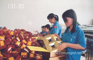 Foto 131-30 - Empleadas armando el empaque para las cajitas de regalo en la planta de Shanghai Xinya Printing Co Ltd de Wenzhou, Shanghai China - 13-Junio-2006