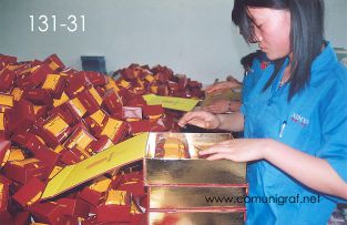 Foto 131-31 - Empleada empacando cajitas en una caja para regalo en la planta de Shanghai Xinya Printing Co Ltd de Wenzhou, Shanghai China - 13-Junio-2006