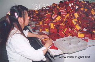 Foto 131-32 - Empleada armado cajitas para regalo en la planta de Shanghai Xinya Printing Co Ltd de Wenzhou, Shanghai China - 13-Junio-2006