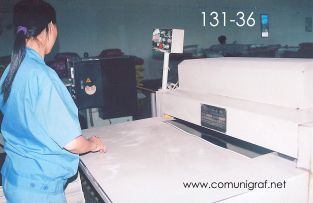 Foto 131-36 - Dándole los acabados especiales a cartulinas para empaque en la planta de Shanghai Xinya Printing Co Ltd de Wenzhou, Shanghai China - 13-Junio-2006