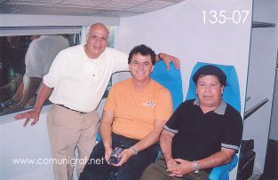 Foto 135-07 - Heliodoro Ayala, Javier Navarro y José Regino Torres en el interior del tren rápido de Shanghai China - 16-Junio-2006