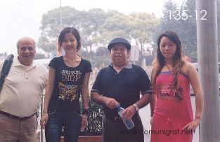 Foto 135-12 - Heliodoro Ayala y José Regino Torres con dos amigas de Shanghai en la zona del Bund de Shanghai China - 16-Junio-2006