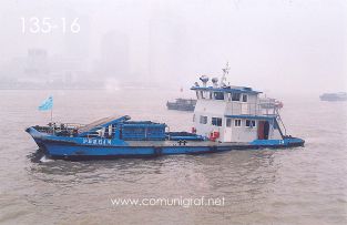 Foto 135-16 - Pequeños barcos en el Río Huangpu en la zona del Bund de Shanghai China - 16-Junio-2006
