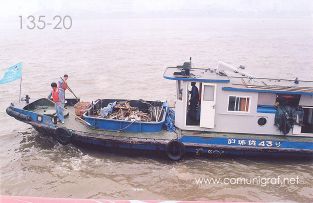 Foto 135-20 - Limpiando el Río Huangpu de basura y desechos en la zona del Bund de Shanghai China - 16-Junio-2006