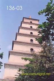 Foto 136-03 - Tiene una forma piramidal y su ascenso se realiza por escaleras de madera, la torre de la Gran Pagoda del Ganso Salvaje (Big Wild Goose Pagoda) en la ciudad de Xían China - 17-Junio-2006