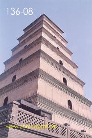Foto 136-08 - Fue construida durante la dinastía Tang en el año 648, la torre de la Gran Pagoda del Ganso Salvaje (Big Wild Goose Pagoda) en la ciudad de Xían China - 17-Junio-2006